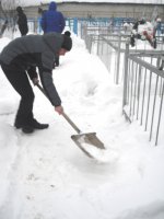 Расчистка снега на могилах Афганцев