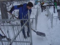 Расчистка снега на могилах Афганцев